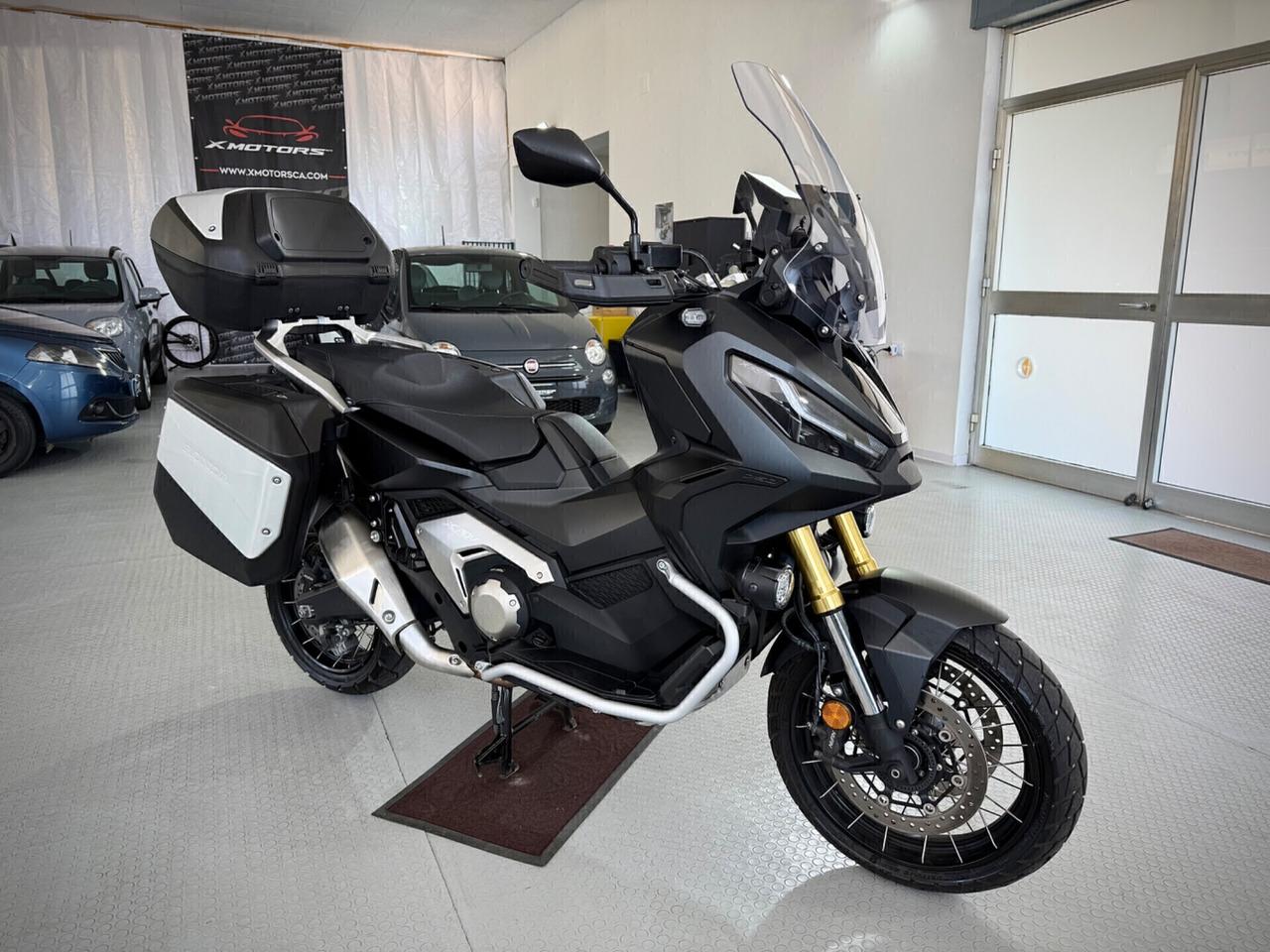 Honda X-ADV 750 con travel pack