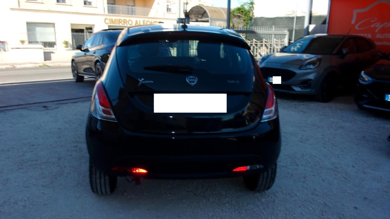 Lancia Ypsilon 1.0 FireFly 5 porte S&S Hybrid Silver