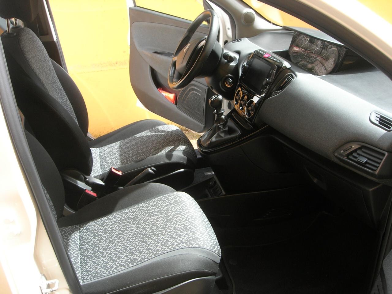 Lancia Ypsilon 1.0 FireFly 5 porte S&S Hybrid Ecochic Silver
