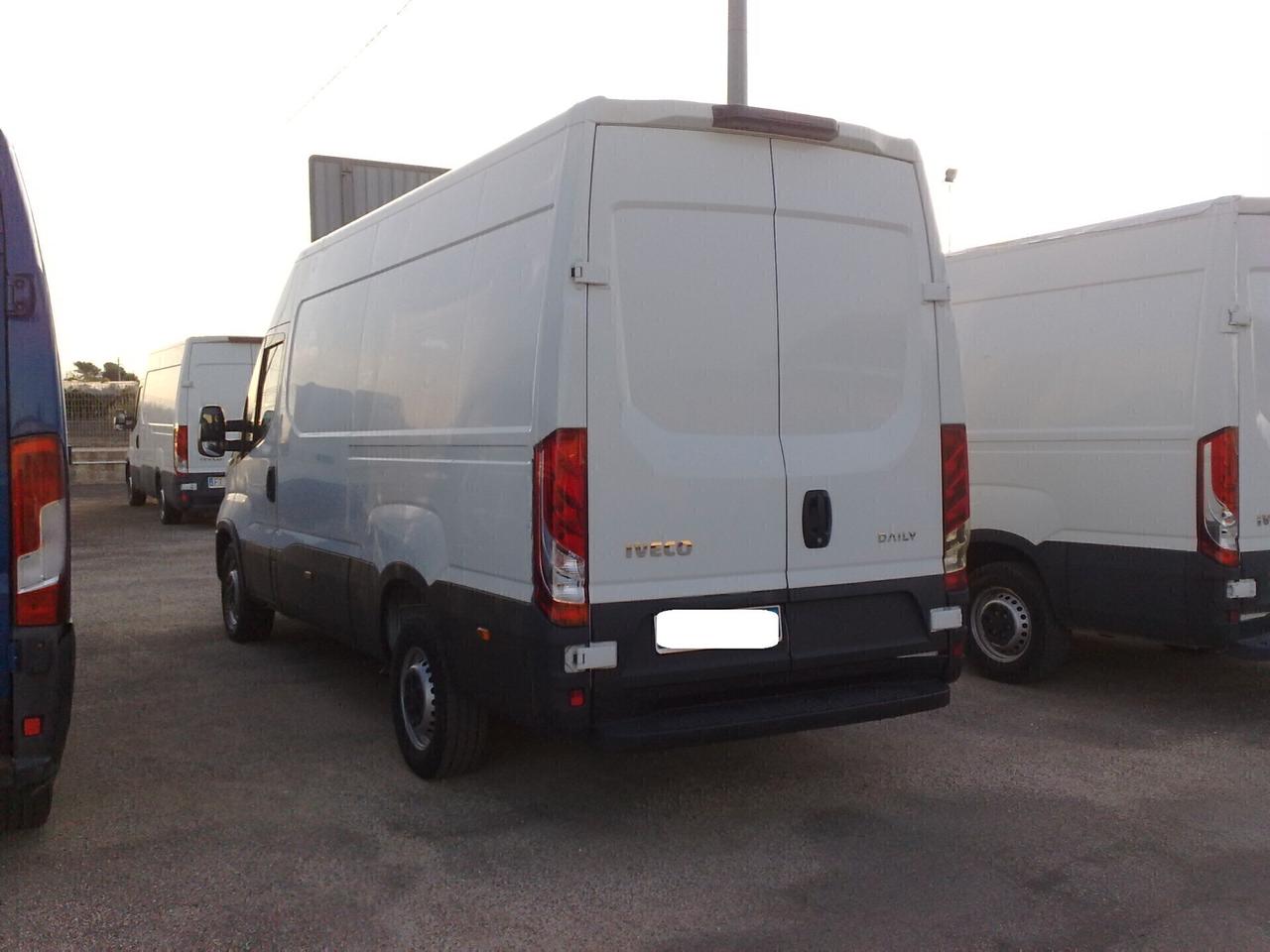 Iveco Daily 35s14 2.3hpt Furgone di serie - 2021