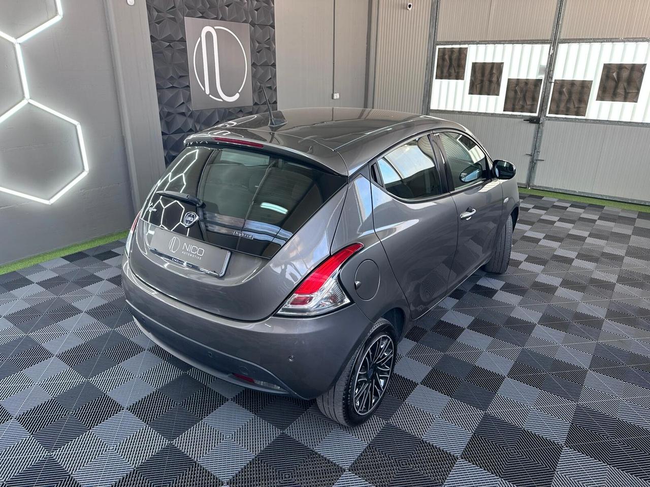 Lancia Ypsilon 1.0 FireFly 5 porte S&S Hybrid Alberta Ferretti