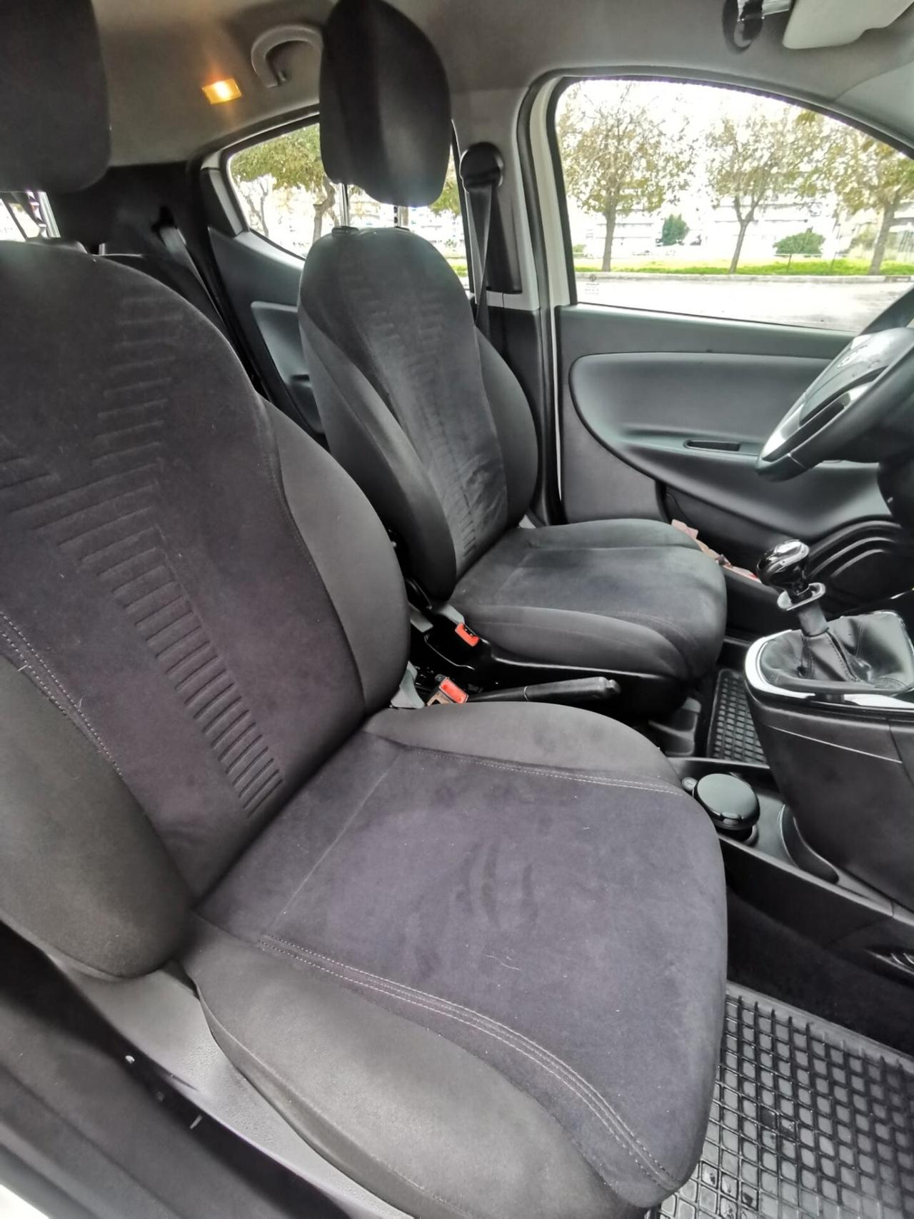 Lancia Ypsilon 1.2 69 CV 5P. Silver 2013