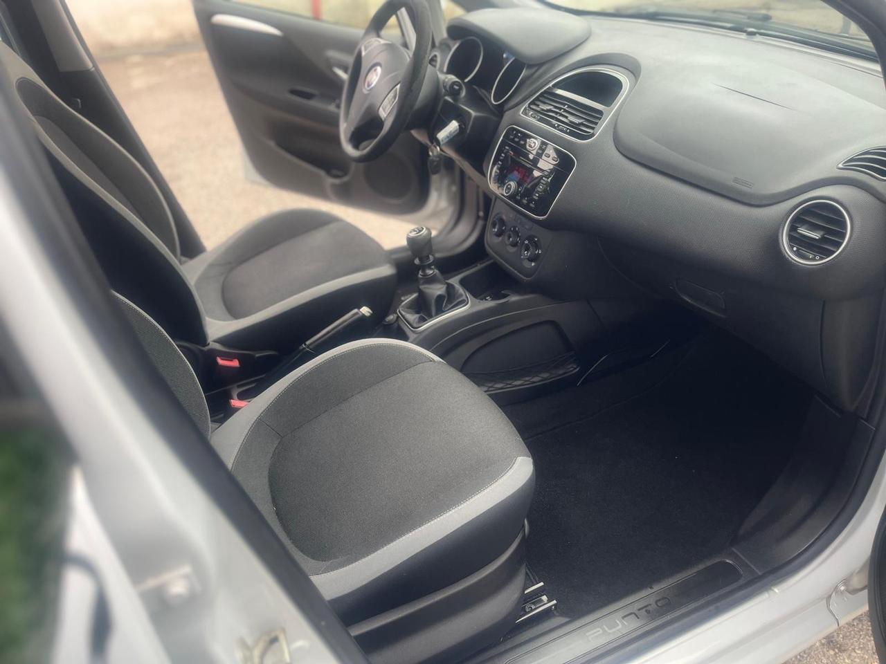 Punto Fiat g punto 5P-1.4-77cv- metano -full-2012