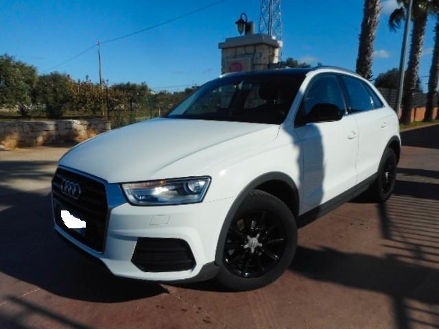 Audi Q3 2.0 TDI 120 CV BLACK & WHITE