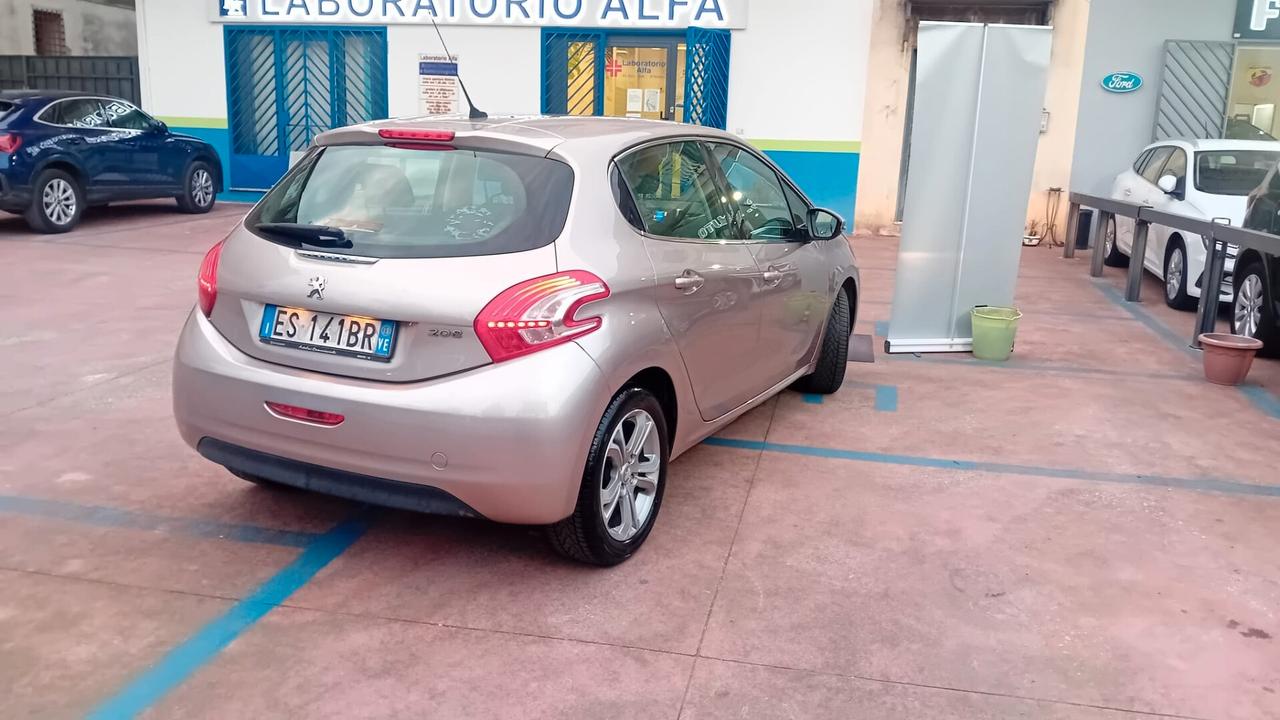 Peugeot 208 1.4 HDi 68 CV 5 porte Allure