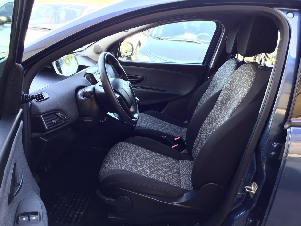 Lancia Ypsilon 1.0 70Cv FireFly 5 porte Hybrid Silver