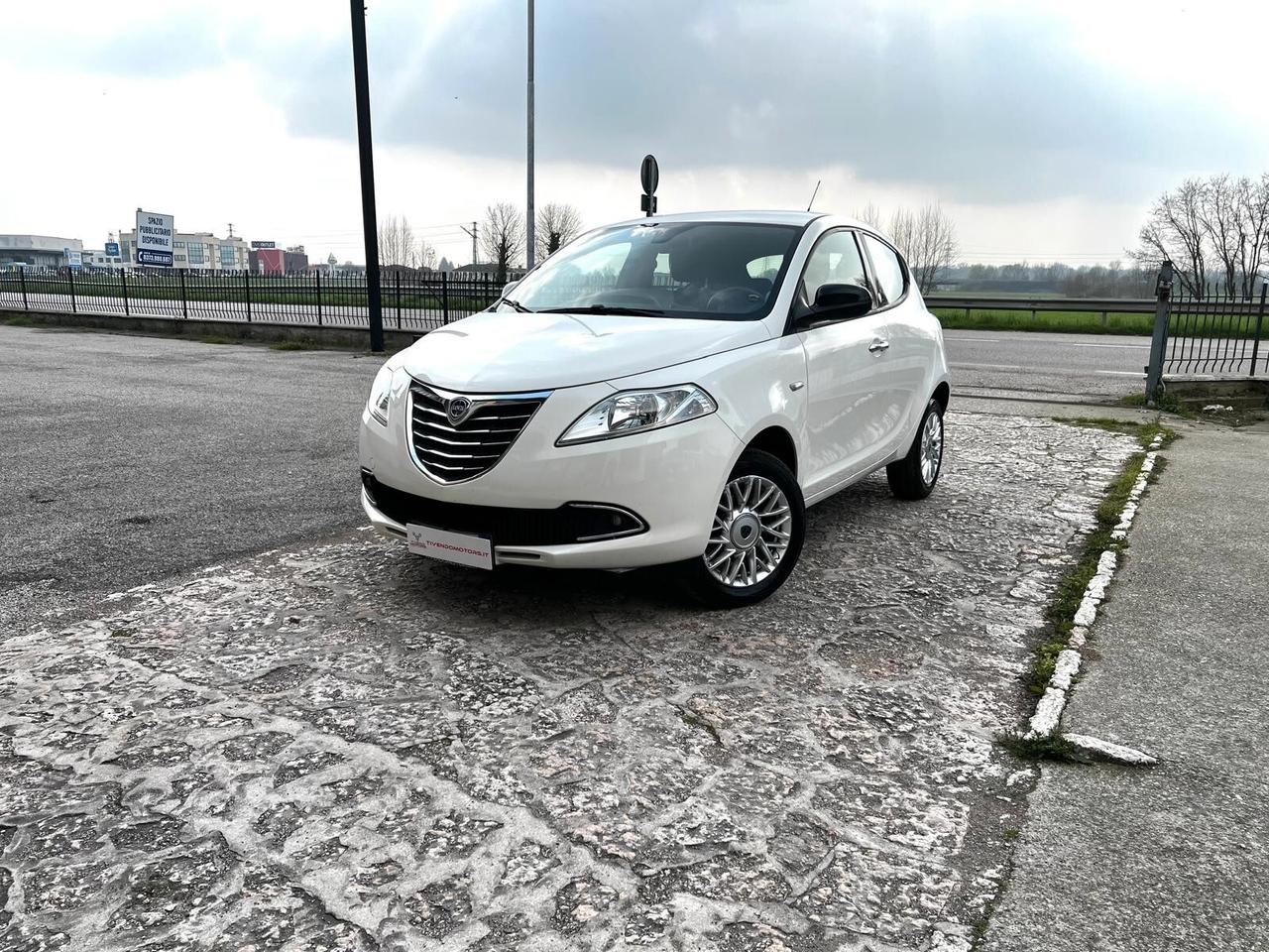 Lancia Ypsilon 0.9 TwinAir 85 CV 5 porte Metano Ecochic Platinum