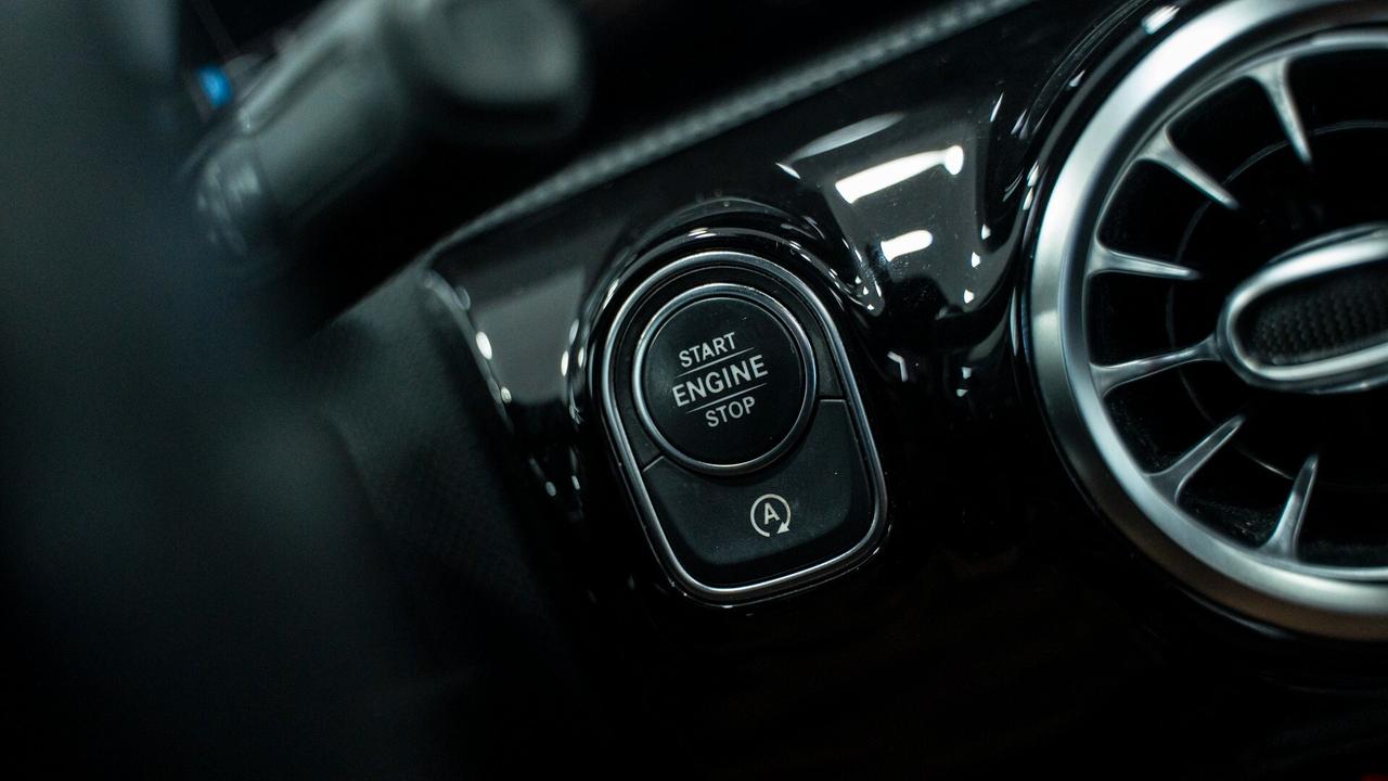 Mercedes-benz A 180 D PREMIUM PLUS AMG TETTO PACK LUCI XENO NAVI FULL OPTIONAL