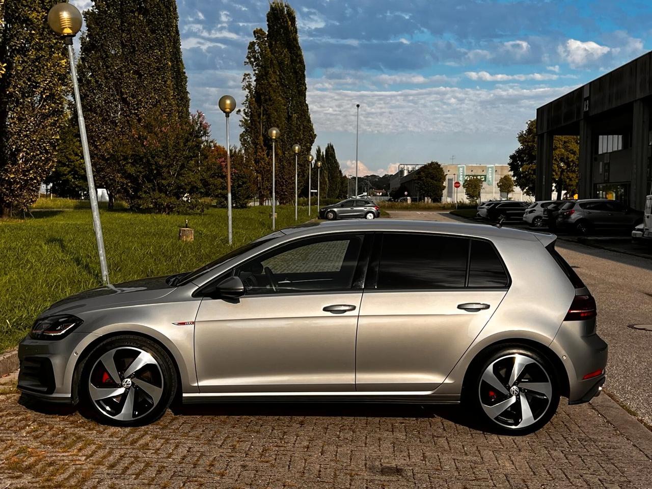 Volkswagen Golf GTI Performance 2.0 TSI 230CV