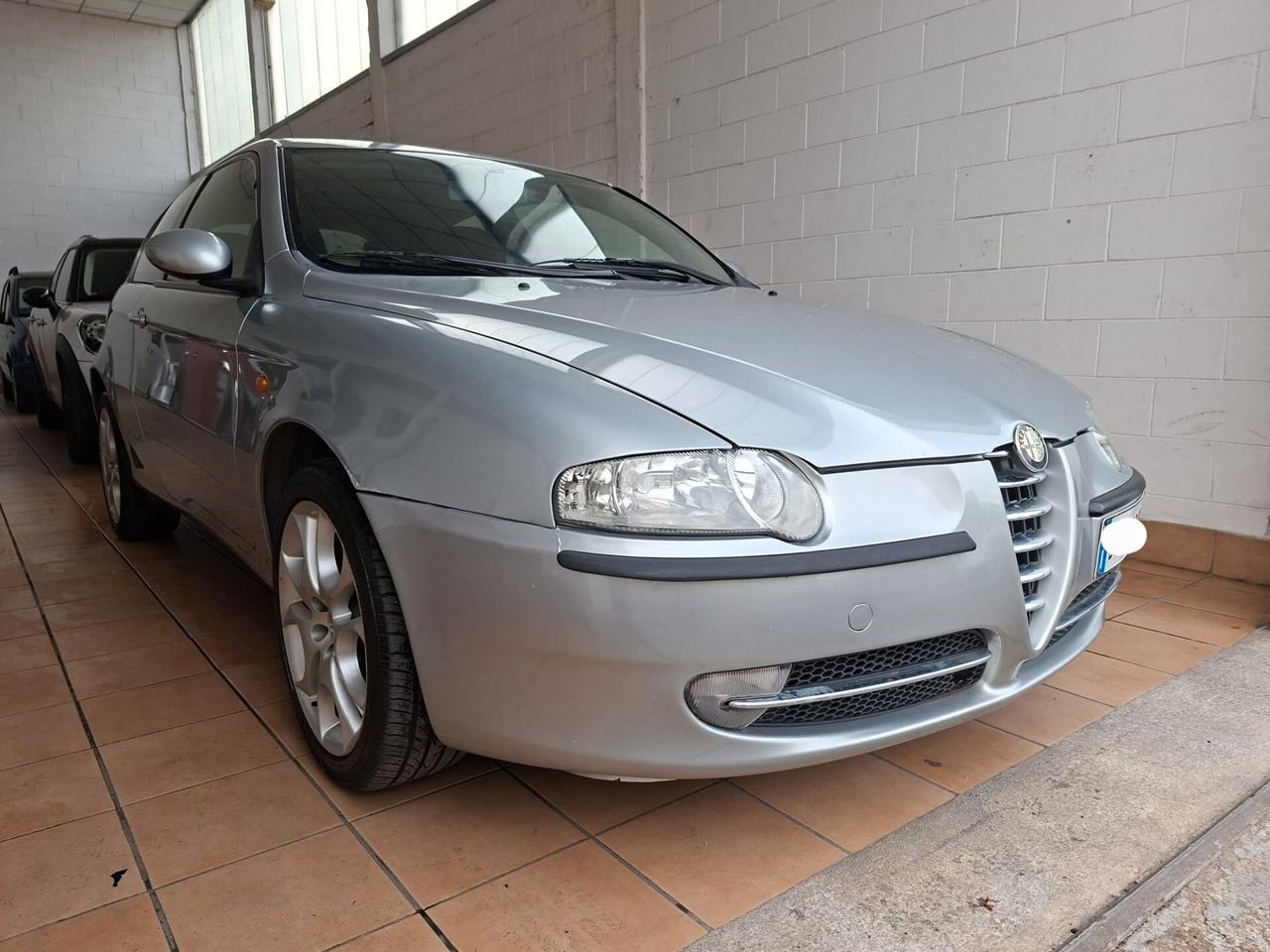 Alfa Romeo 147 1.6i 16V Twin Spark cat 3p. Distinctive