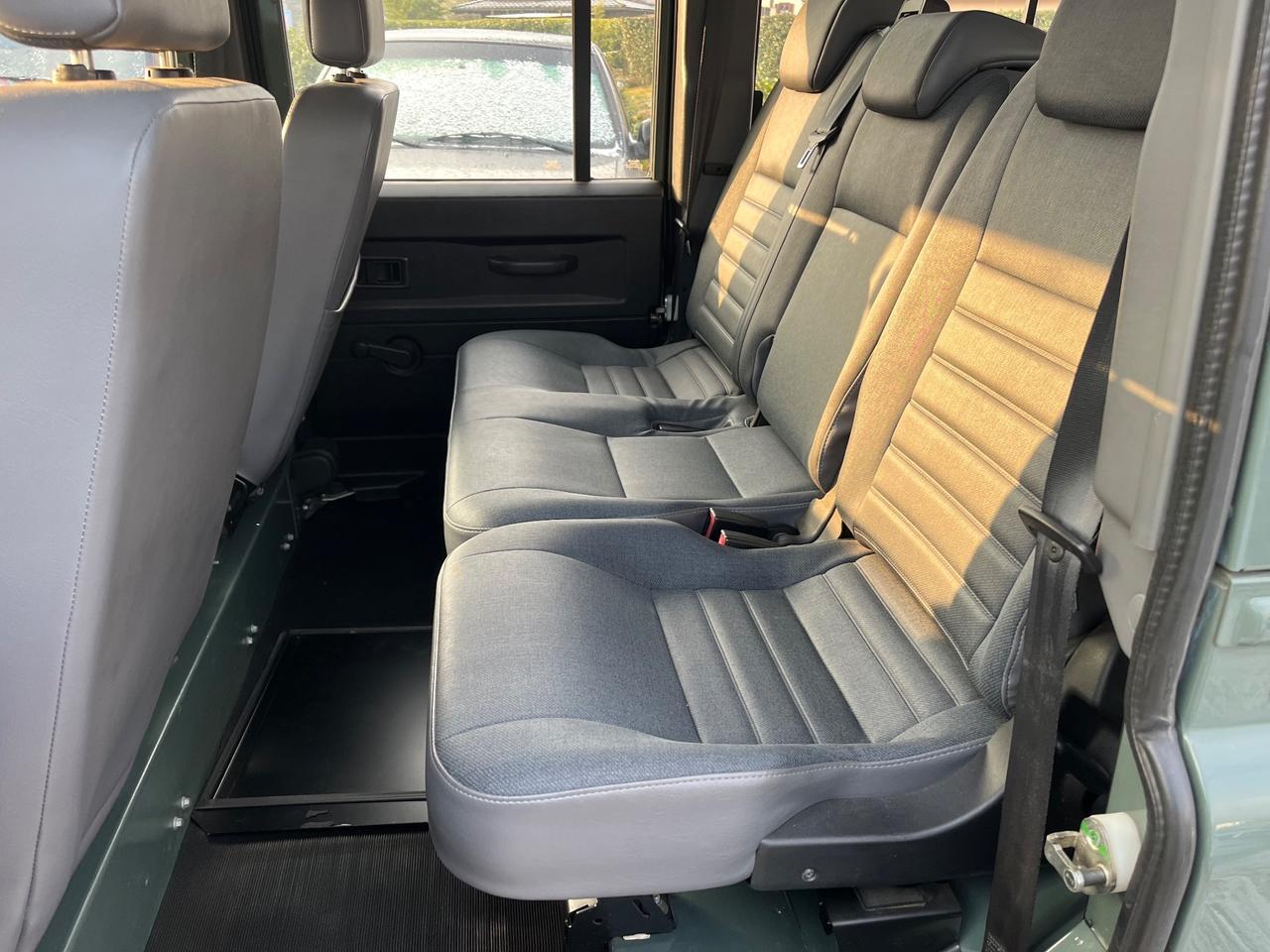 Land Rover Defender 110 2.4 TD4 Station Wagon SE