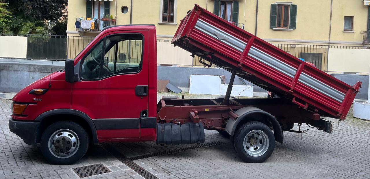 IVECO DAILY 35C13 2.8 TDI - AUTOCARRO 3 POSTI - CASSONE RIBALTABILE TRILATERALE - RUOTE POSTERIORI GEMELLATE - PORTATA 1.150 KG. - PREZZO NON VINCOLATO A FINANZIAMENTO