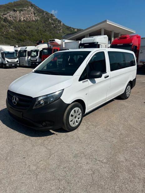 Autocarro pulmino Mercedes 9 posti