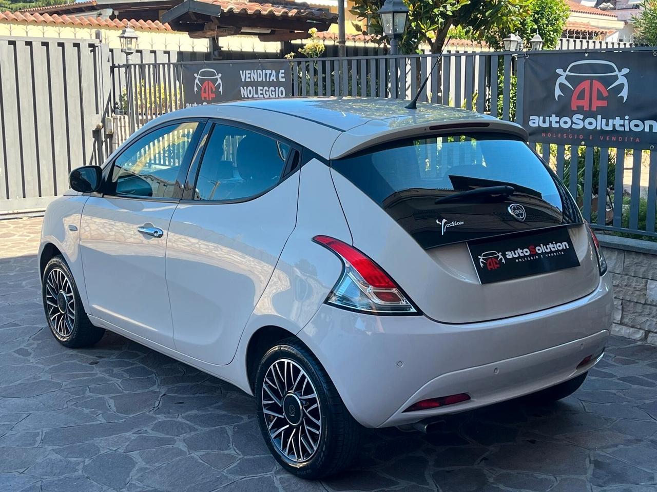 Lancia Ypsilon 1.2 69 CV 5 porte Platinum ADATTA NEOPATENTATI