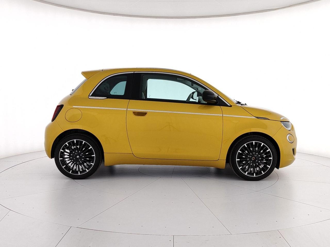 Fiat 500 Berlina Hybrid La Prima