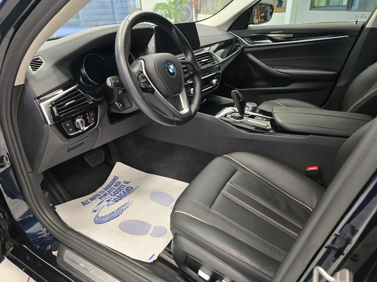 Bmw 530d xDrive Luxury 265cv con 11.000km PARI A NUOVO!!