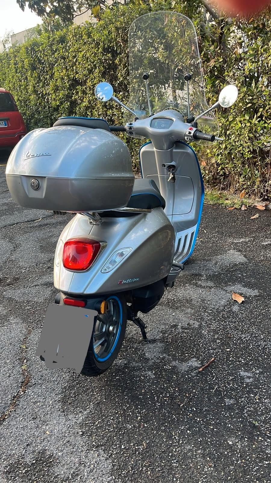 Vespa Primavera Elettrica 70 full electric con bauletto e parabrezza