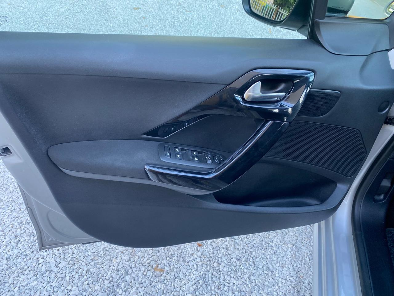 Peugeot 208 PureTech 82 5 porte Allure NEOPATENTATI!!!