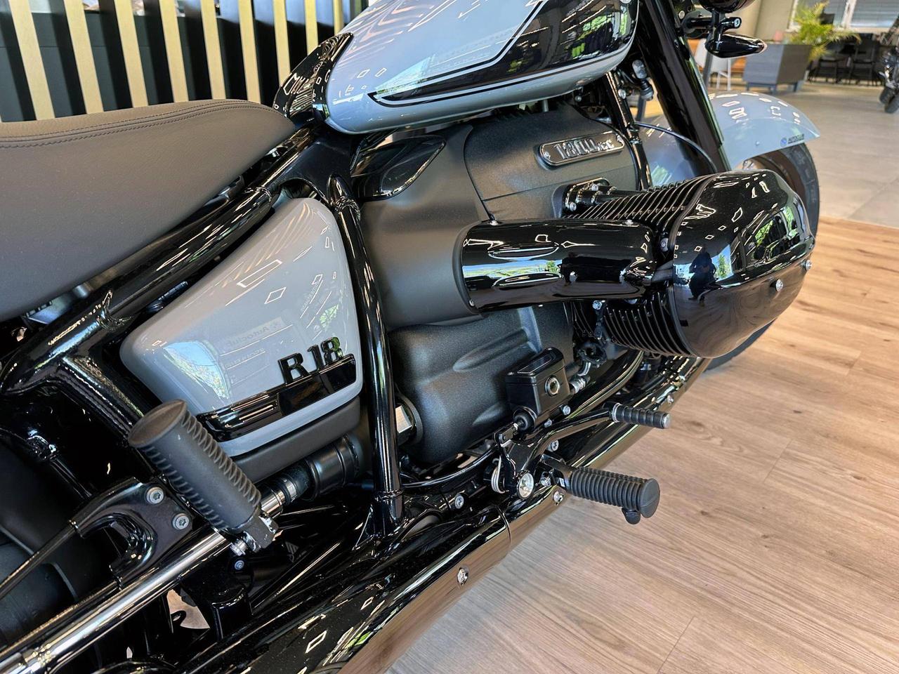 BMW R 18 Classic Blacked Out