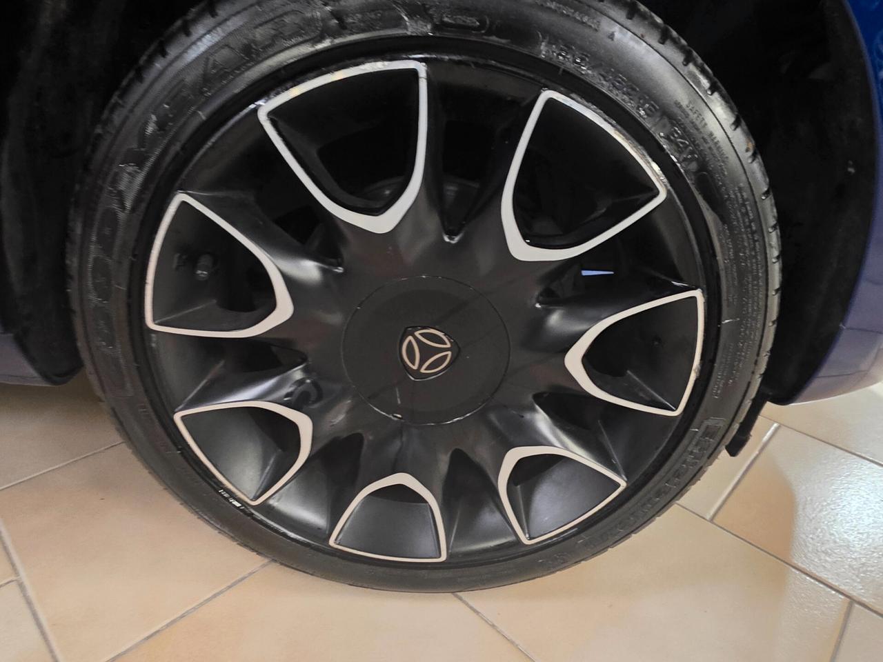 Lancia Ypsilon 1.2 69 CV 5 porte S Momodesign