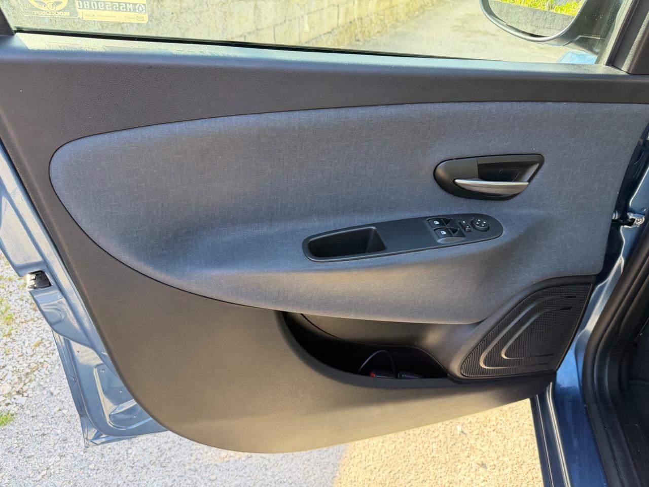 Lancia Ypsilon 1.0 FireFly 5 porte S&S Hybrid Ecochic Silver