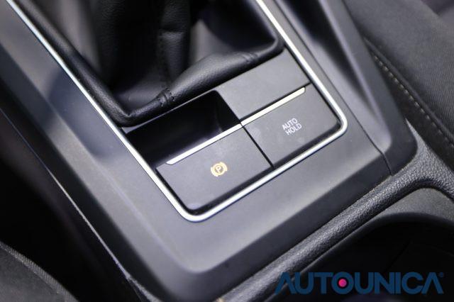 VOLKSWAGEN Golf 2.0 TDI 115 CV SCR LIFE FARI LED