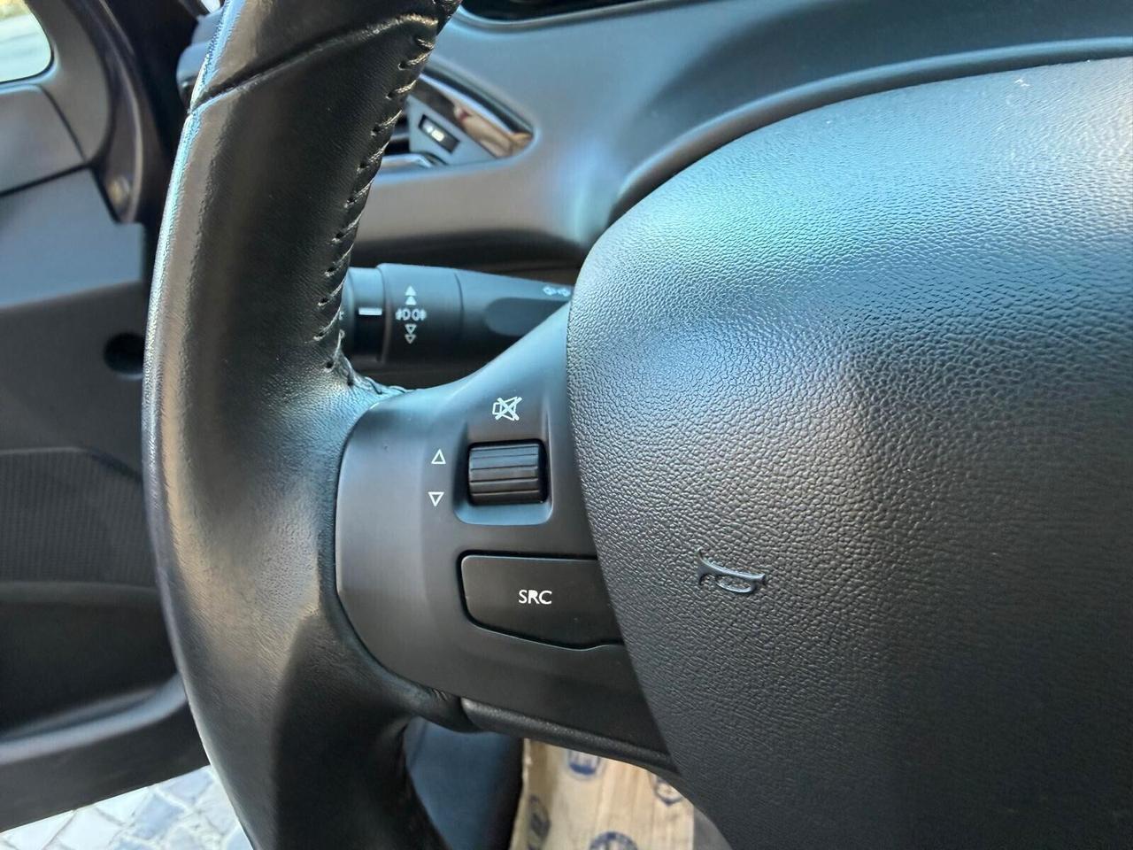 Peugeot 208 1.2 Benz 82cv Allure PER NEOPATENTATI
