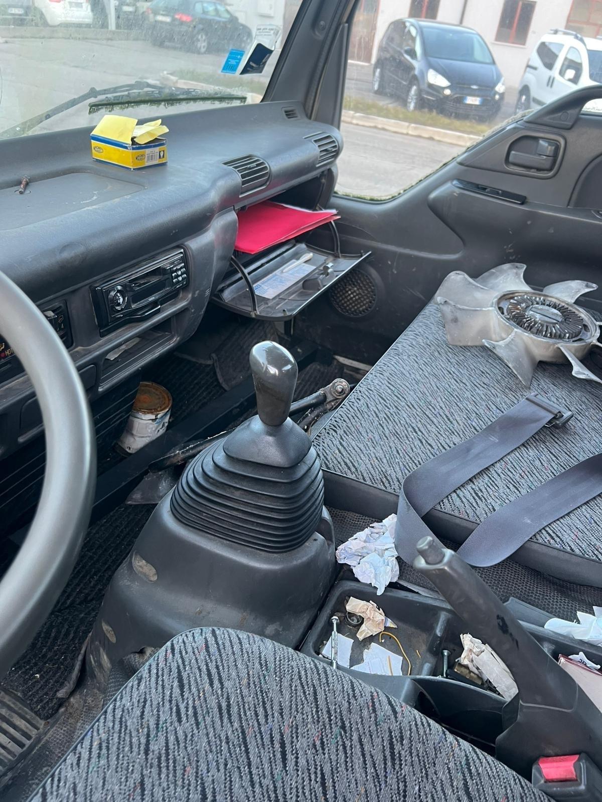 ISUZU CON GRU CASSONE FISSO