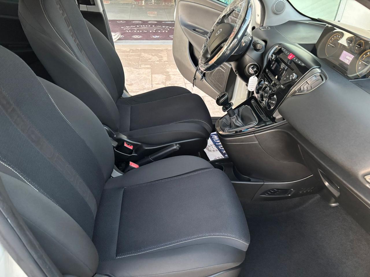 Lancia Ypsilon 1.2 69 CV 5 porte GPL Momo design