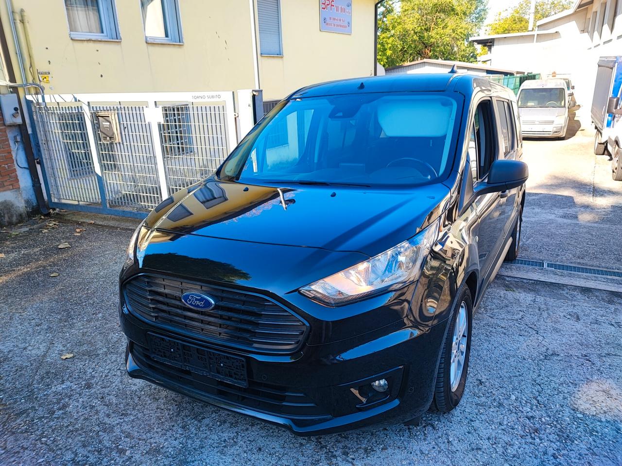 Ford Grand Tourneo Gancio Traino 7 Posti Euro 6