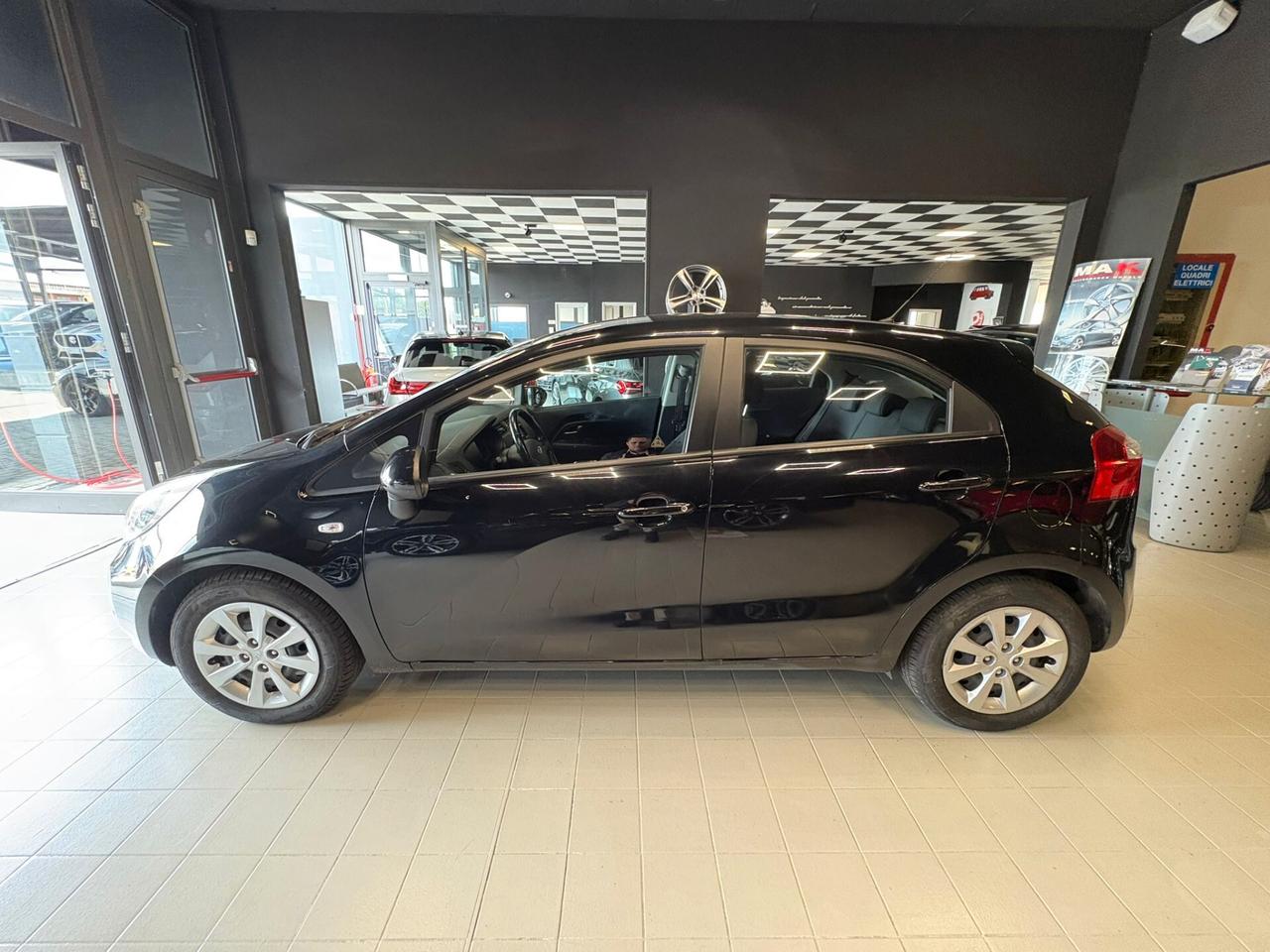 Kia Rio 1.1 CRDi 5p. Cool Neopatentati