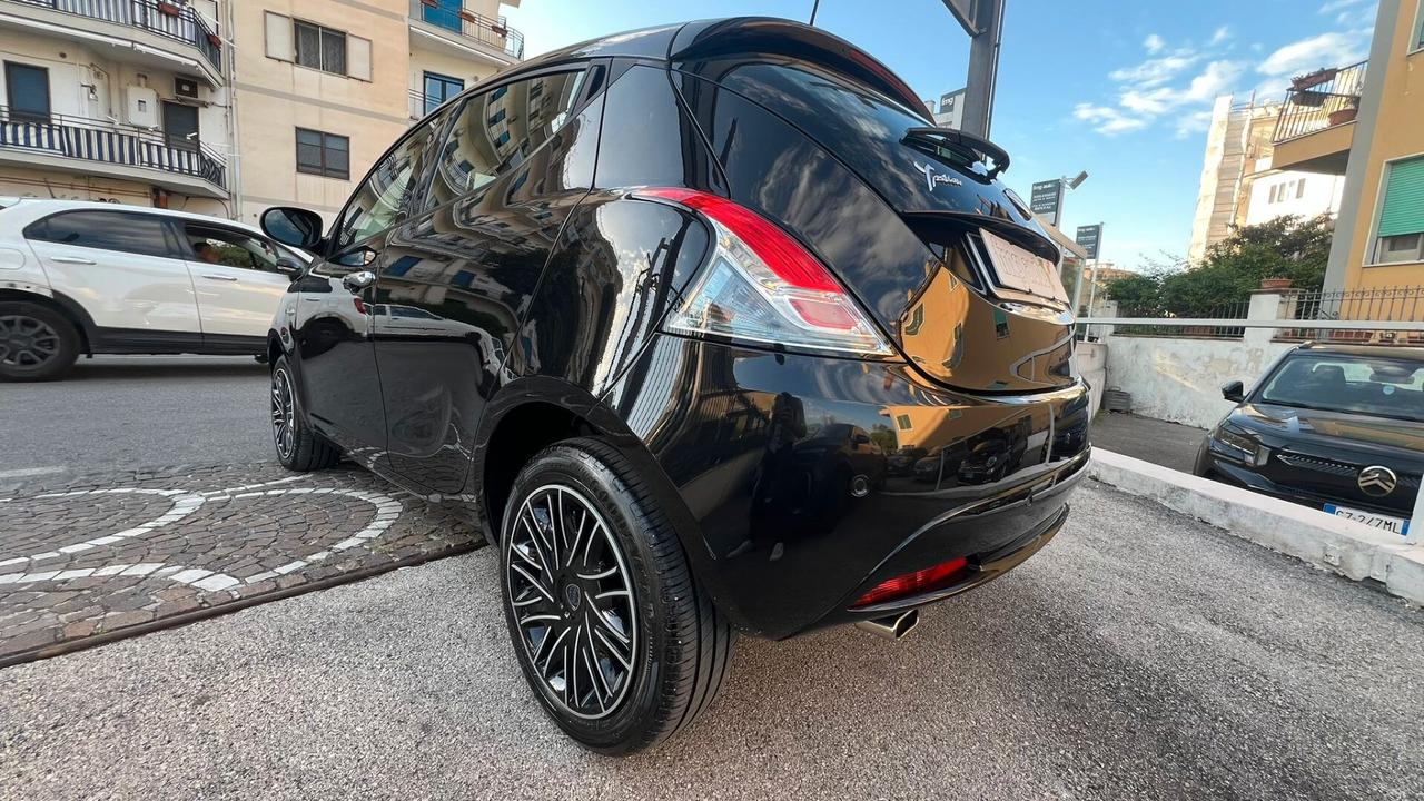 Lancia Ypsilon 1.0 FireFly 5 porte S&S Hybrid Gold