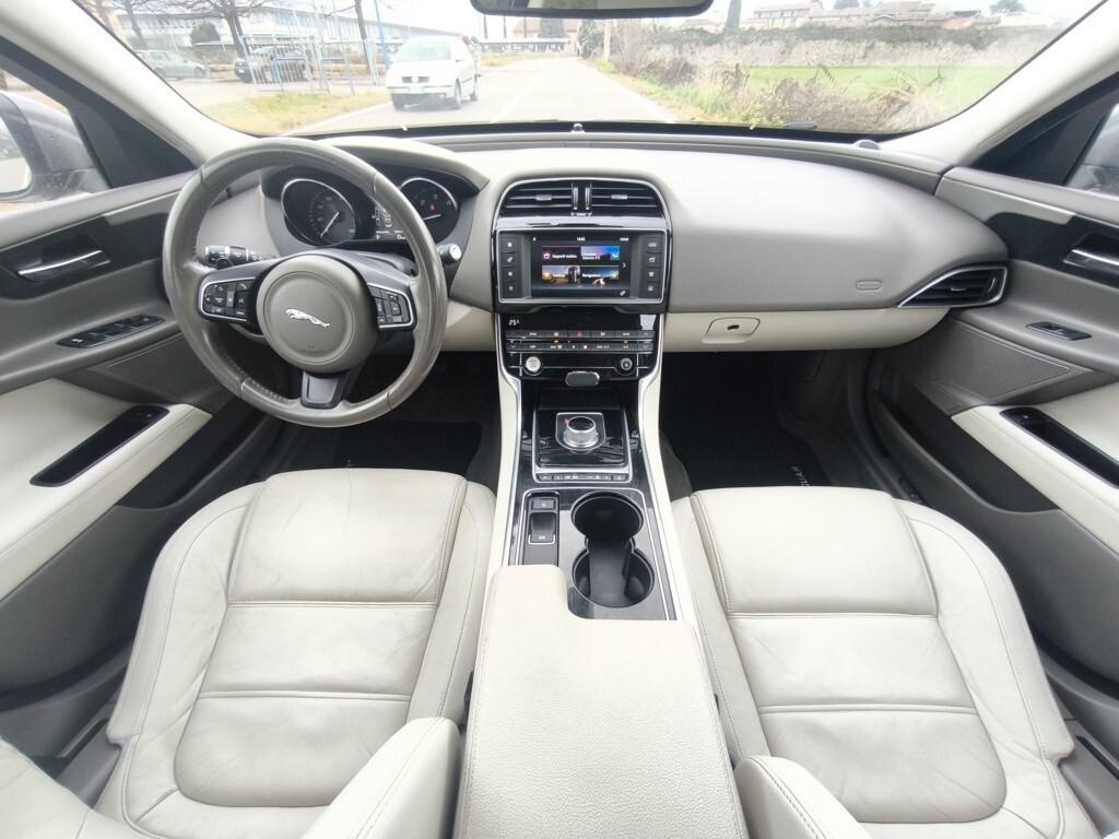 JAGUAR XE 2,0 180CV- AUTOMATICA-EURO 6- MOTORE NUOVO