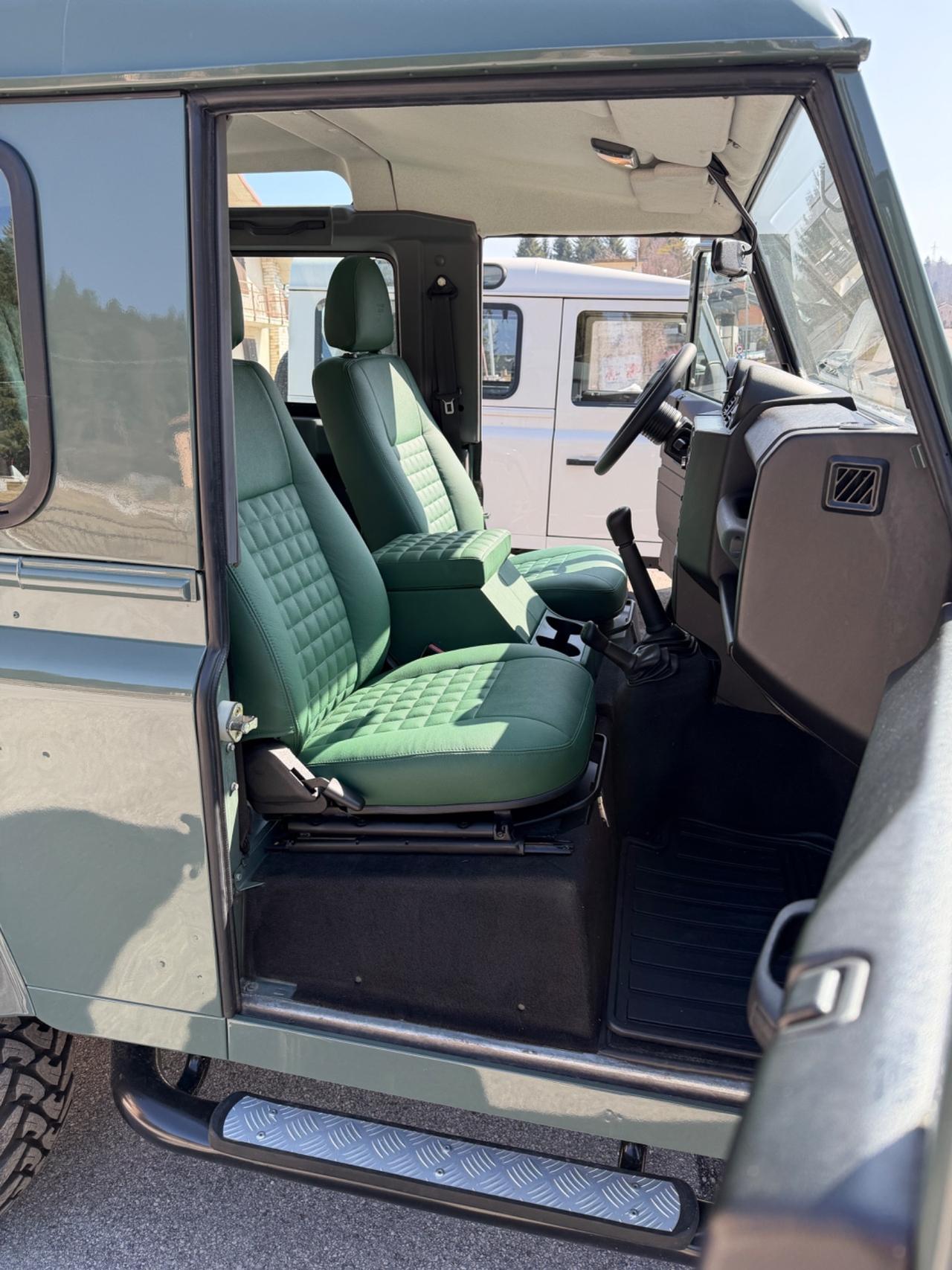 Land Rover Defender 90 2.4 TD4 Station Wagon SE