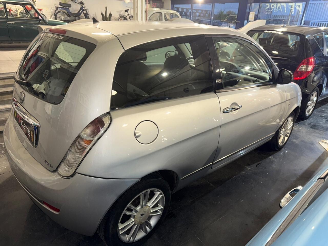 Lancia Ypsilon 1.3 MJT 75 CV Unyca