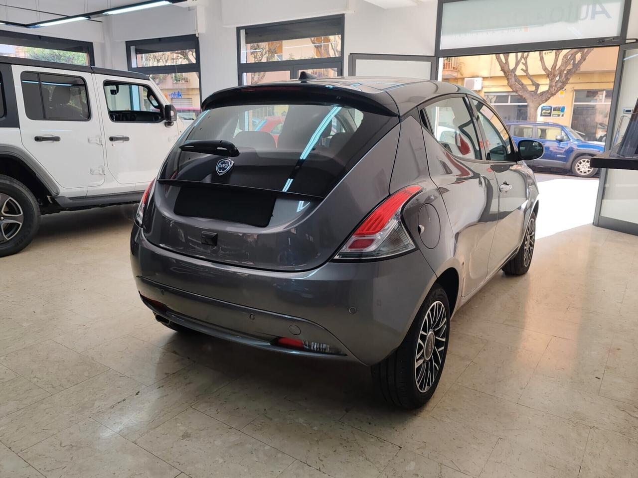 Lancia Ypsilon 1.0 FireFly 5 porte S&S Hybrid Platino