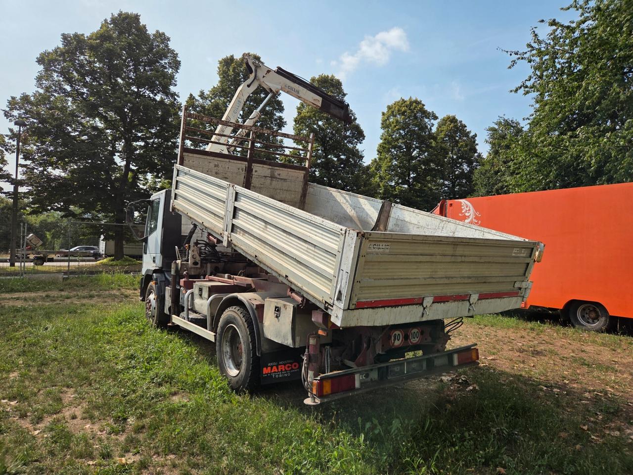 Iveco Eurocargo 120E18K Rib trilaterale con Gru