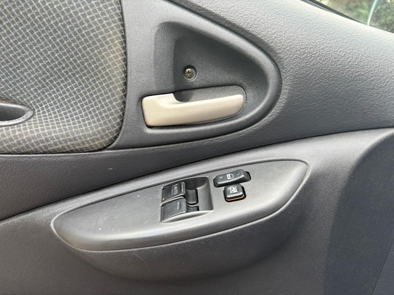 Toyota Yaris 1.0i 16V cat 5 porte Sol