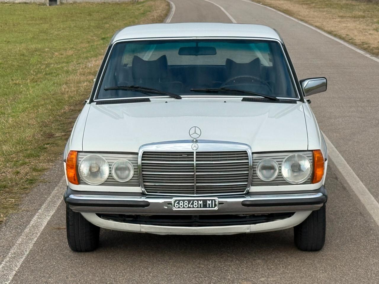 Mercedes 200 W123 "STUPENDA - ASI - TARGHE ORIGINALI"