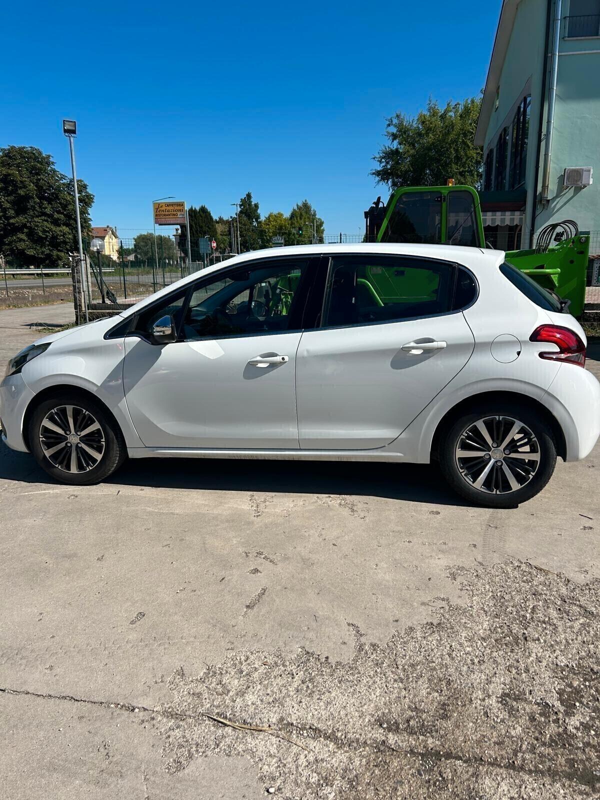 Peugeot 208 PureTech 82 5 porte Allure ok neo patentati