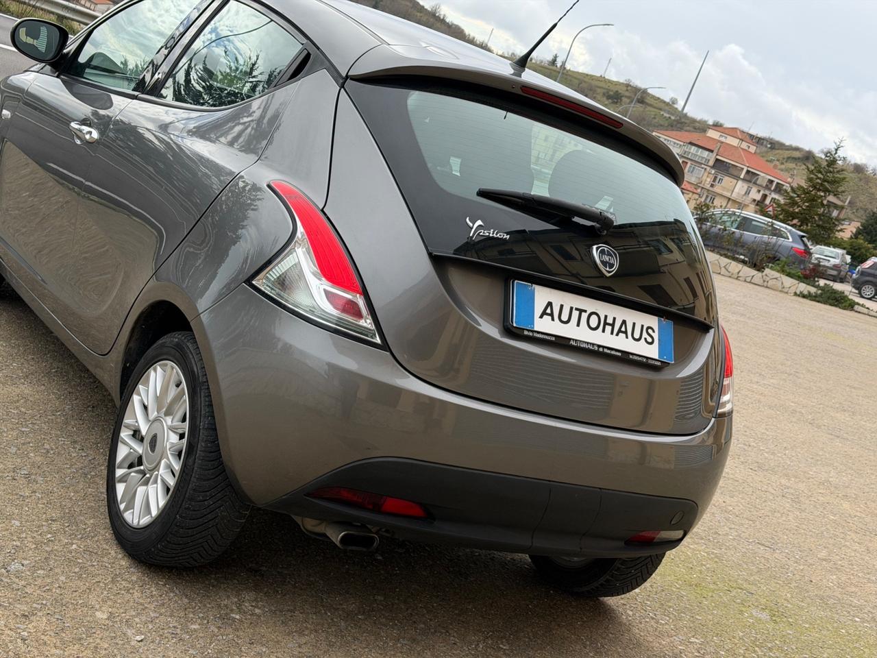 Lancia Ypsilon 1.2 69 CV 5 porte NEOPATENTATI