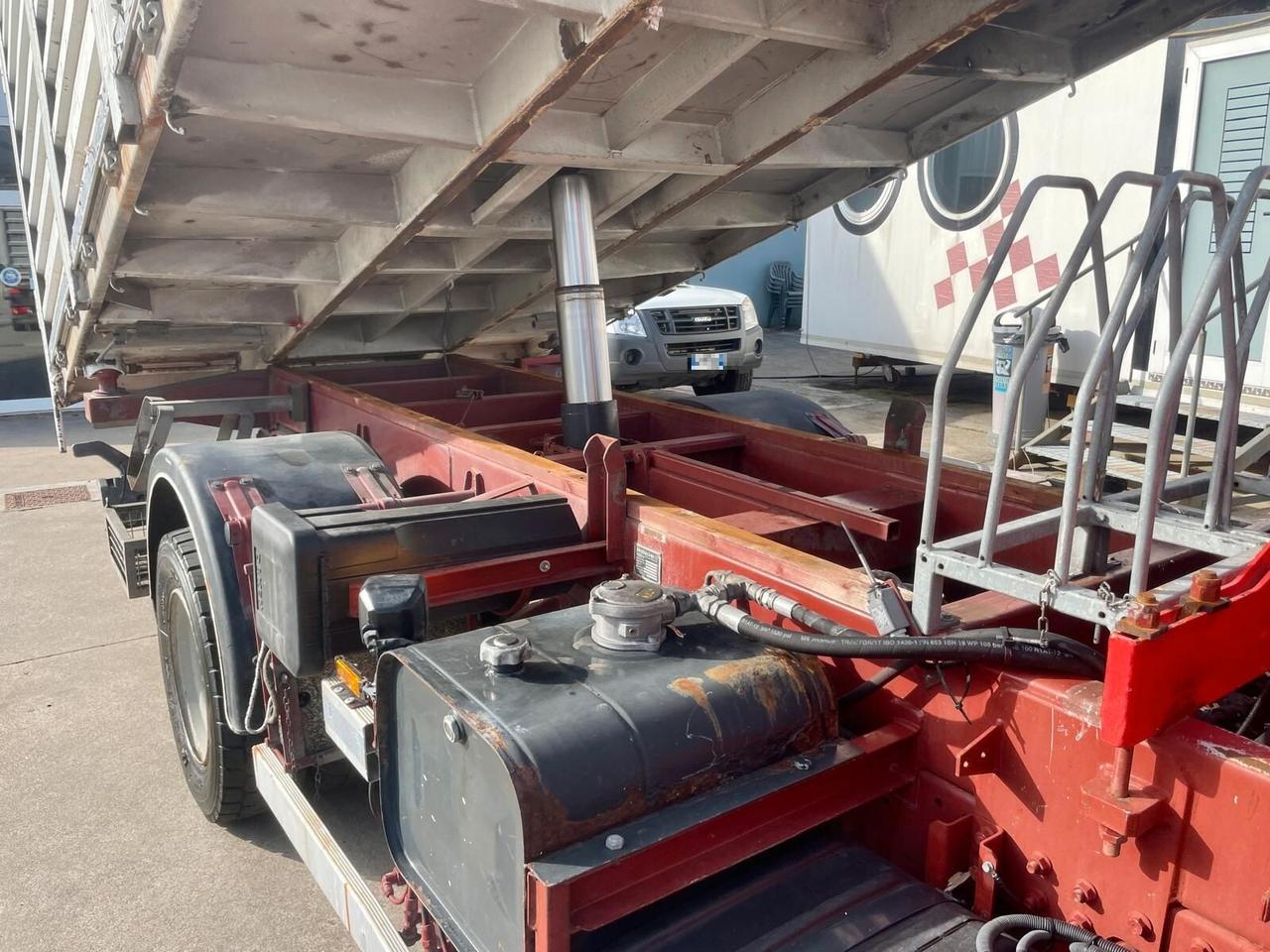 Iveco 100E18 - RIBALTABILE POSTERIORE CON GRU CARICATRICE FASSI F80 A.23