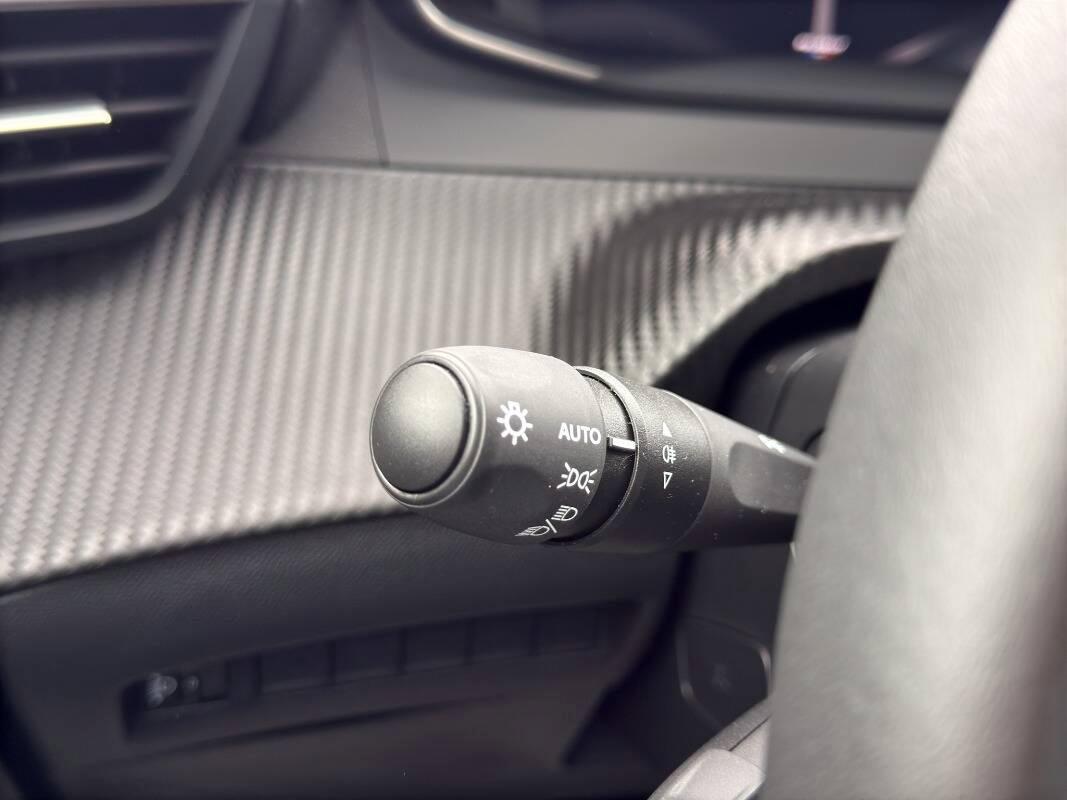 Peugeot 2008 1.2 puretech Allure s&s 100cv Con NAVIGATORE