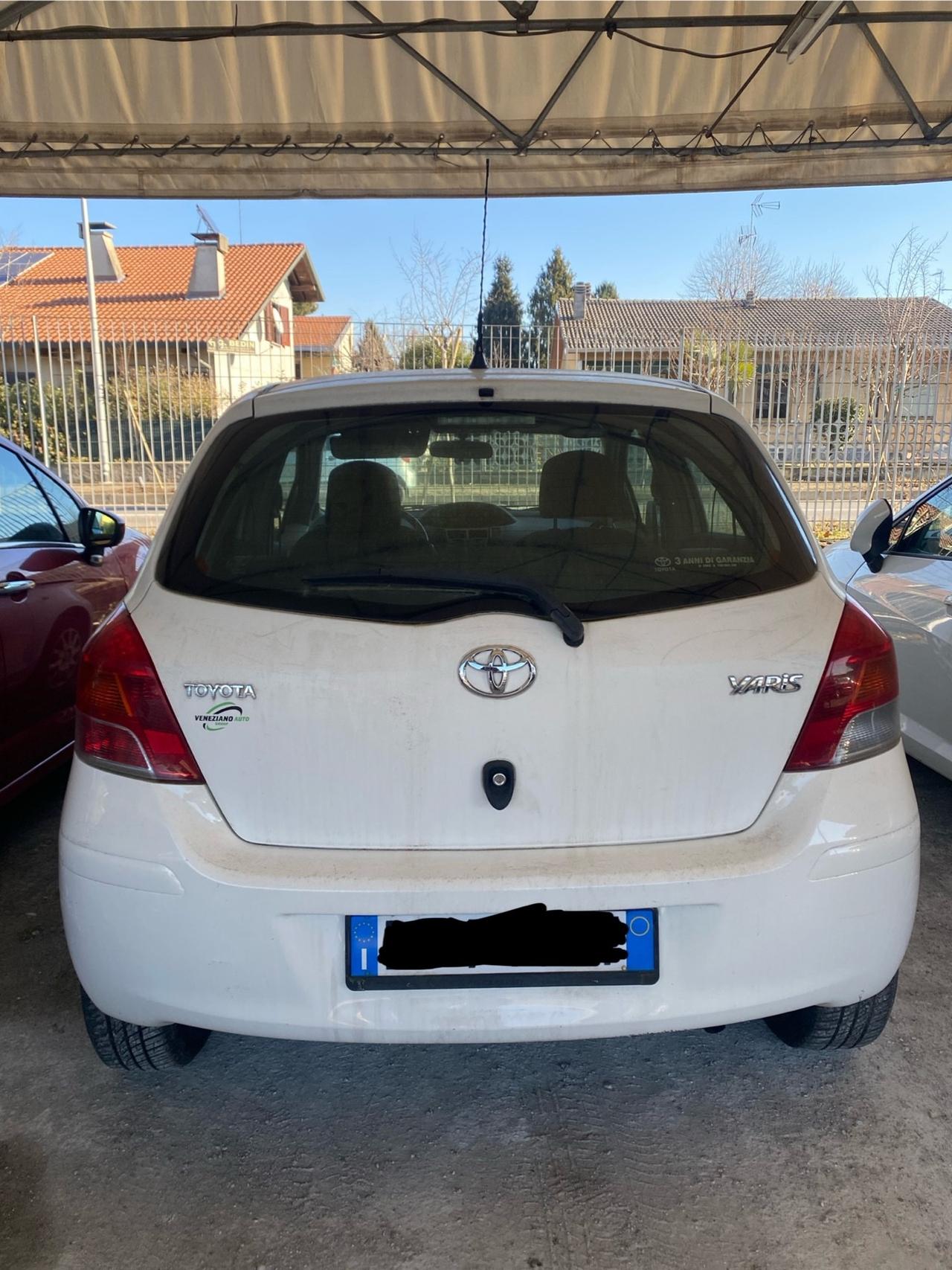 Toyota Yaris 1.0 5 porte Luxury pack AUTO PER NEOPATENTATI