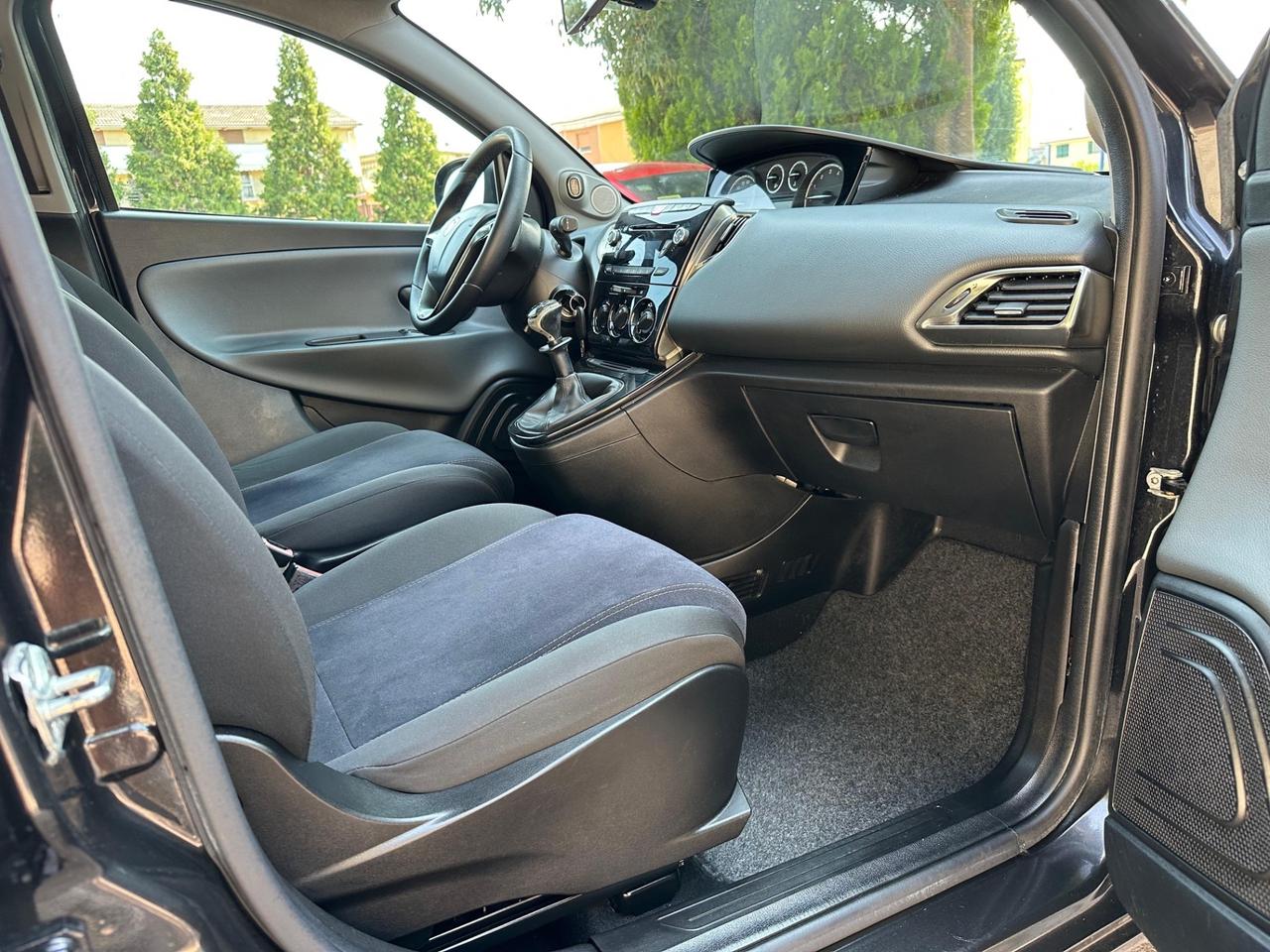 Lancia Ypsilon 1.2 69 CV 5 porte S&S Gold neopatentati