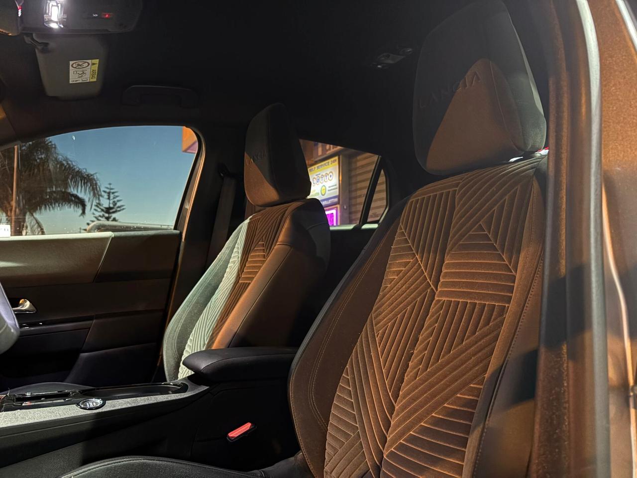 Lancia Ypsilon Hybrid e-DCT Edizione Cassina