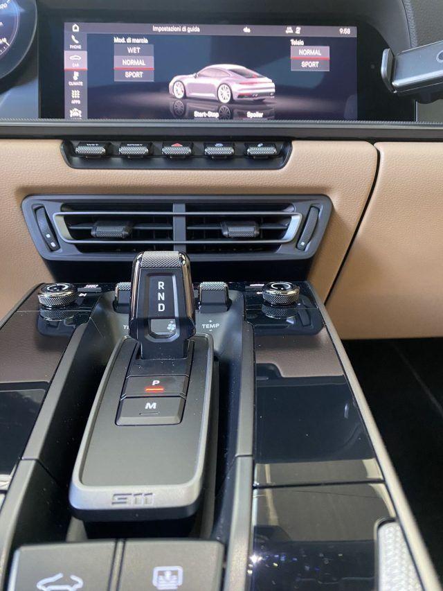 PORSCHE 911 Carrera 4