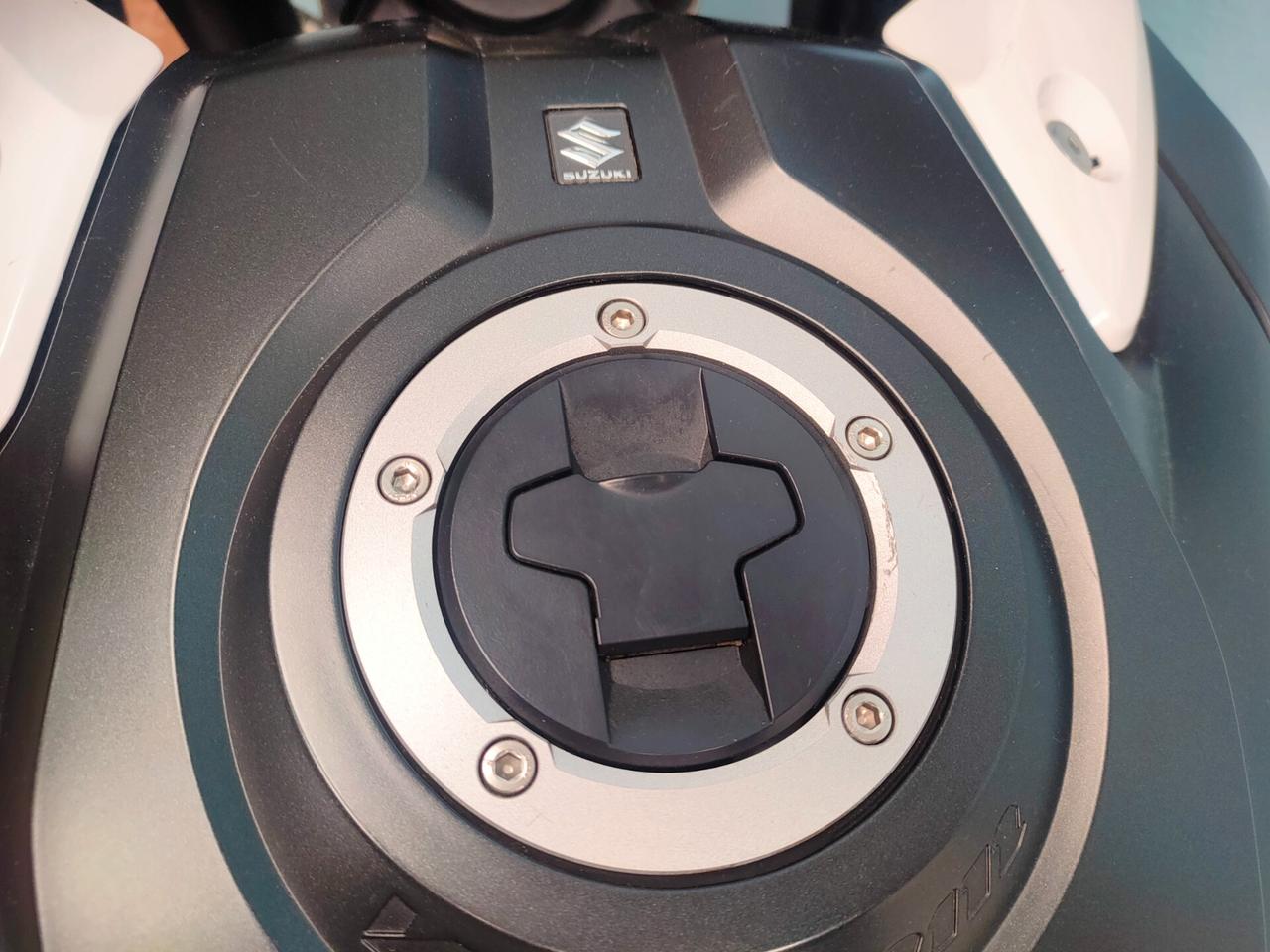 Suzuki V Strom DL 1000 soli 14.318 km.