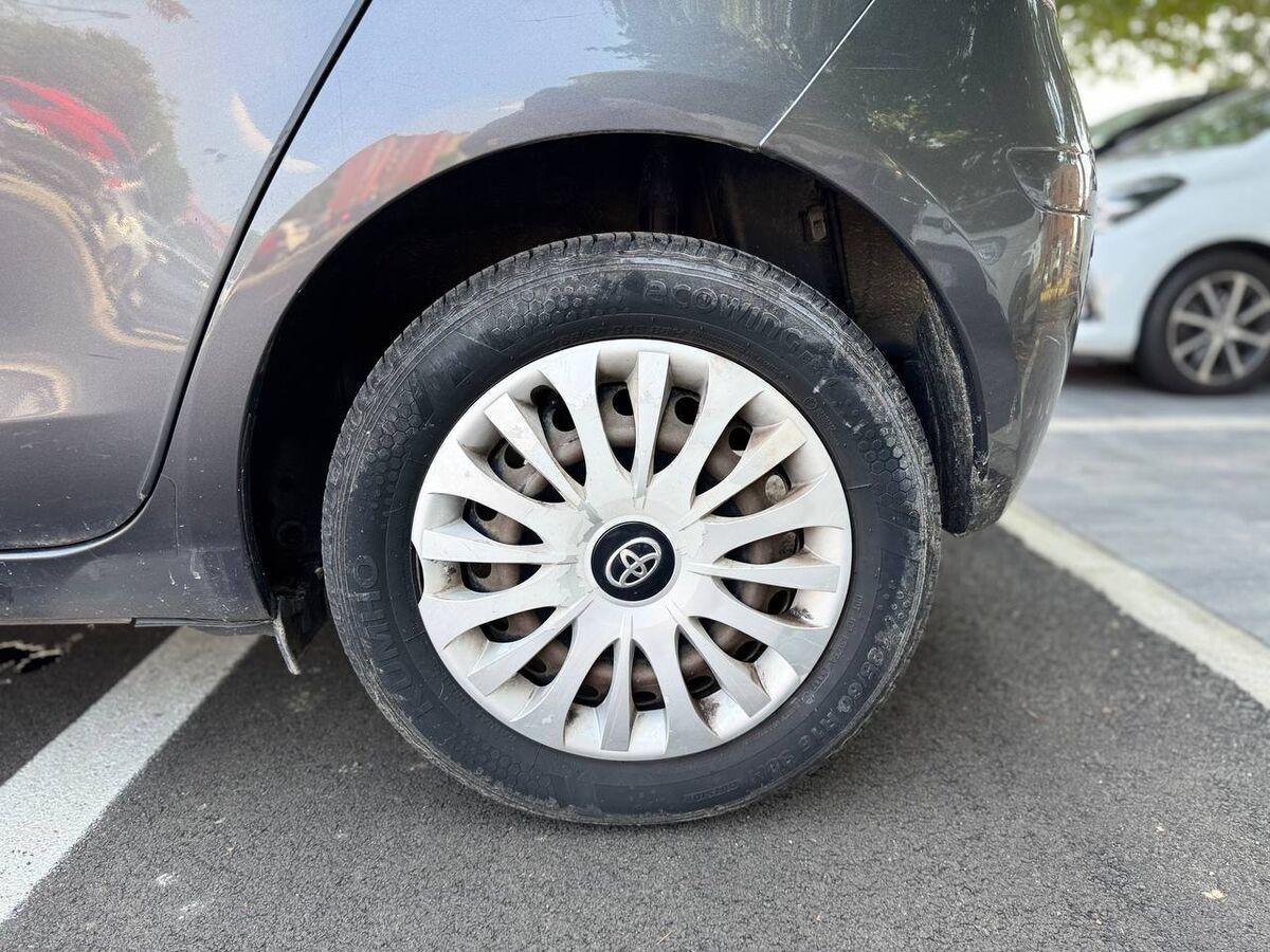 Toyota Yaris 1.3 dual Sol 5p m-mt