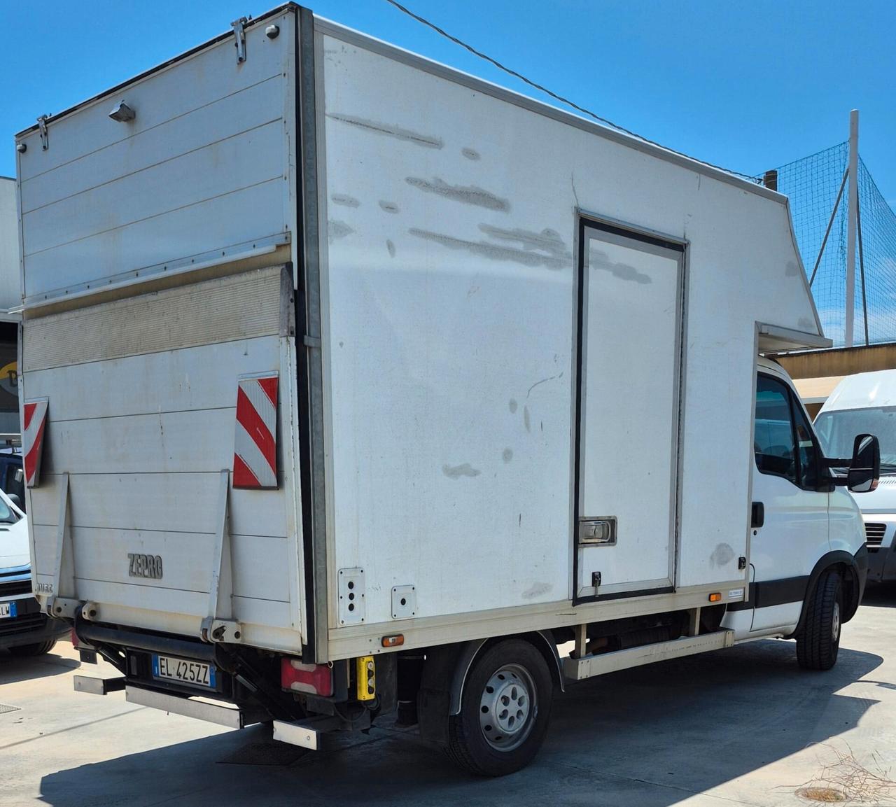 Iveco Daily con sponda caricatrice